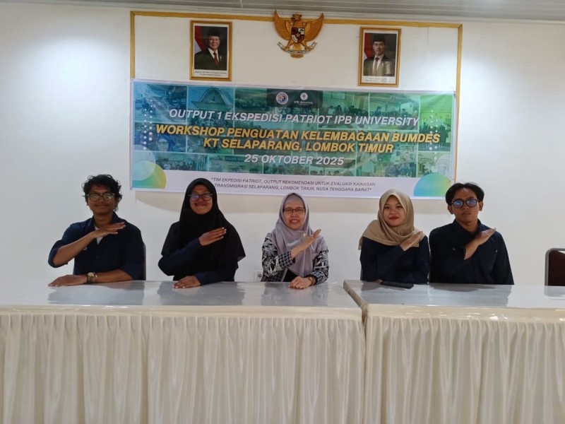 Tim 1 Ekspedisi Patriot IPB yang terdiri dari Prof. Ir. Dr. Dwi Rachmina, M.Si sebagai Ketua dengan Anggotanya yang terdiri dari Nelly Purnama Sari, SM., M.Si; Muhammad Aldrian Maulana Tanjung, SE; Faiz Muhammad Abdurrahman, SE; dan Ardina Rahmi Yanti, S.Kpm Tim 1 Ekspedisi Patriot IPB yang terdiri dari Prof. Ir. Dr. Dwi Rachmina, M.Si sebagai Ketua dengan Anggotanya yang terdiri dari Nelly Purnama Sari, SM., M.Si; Muhammad Aldrian Maulana Tanjung, SE; Faiz Muhammad Abdurrahman, SE; dan Ardina Rahmi Yanti, S.Kpm